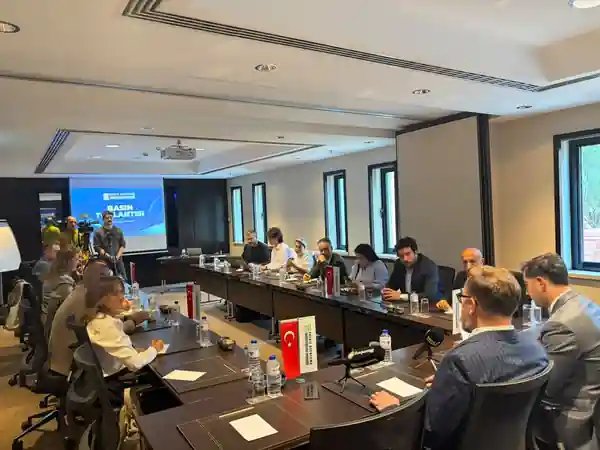 Journalists and EDEDER executives around the meeting table with microphones